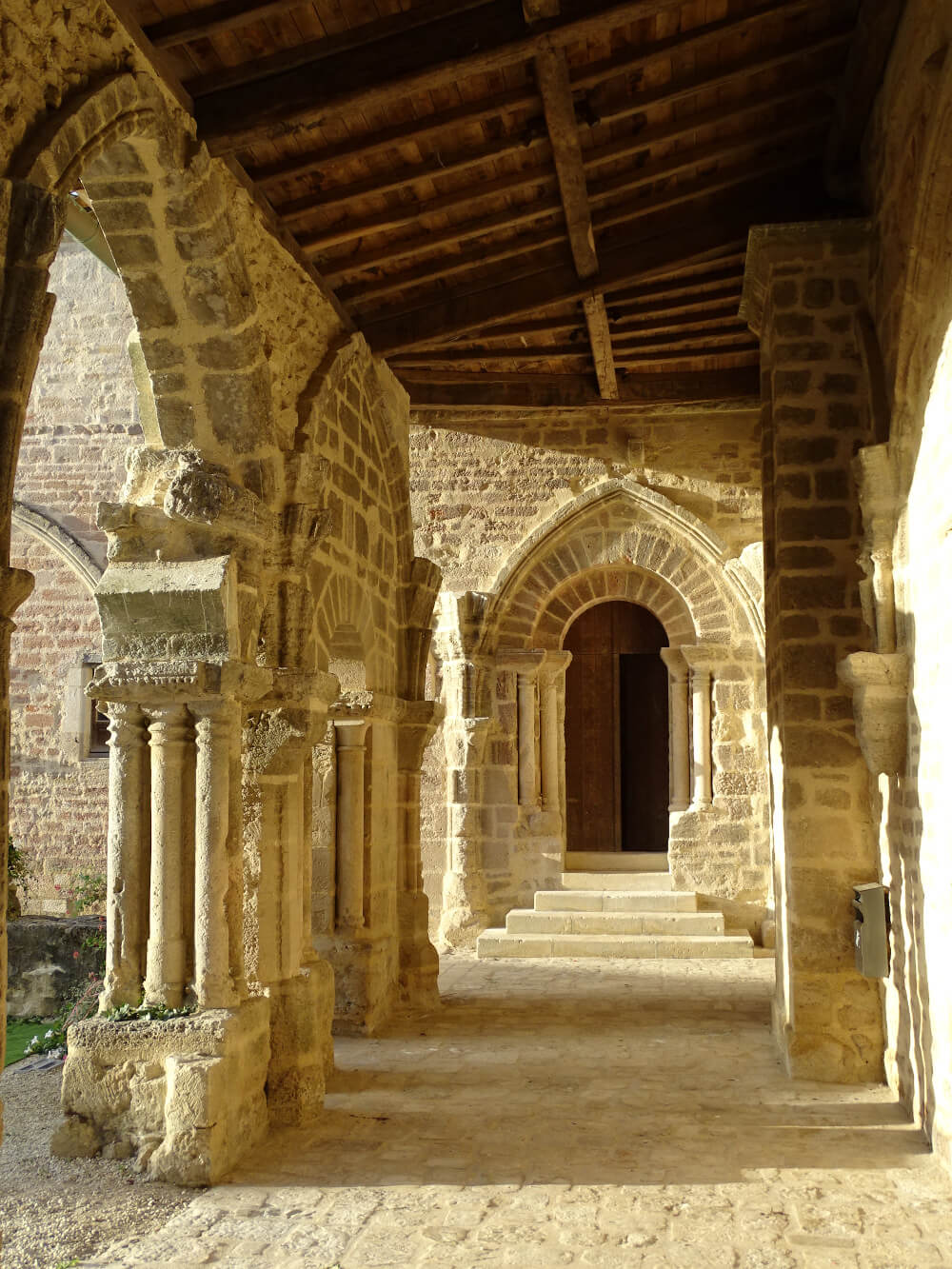 chemin de ronde cloitre - Abbaye St Amant de Boixe