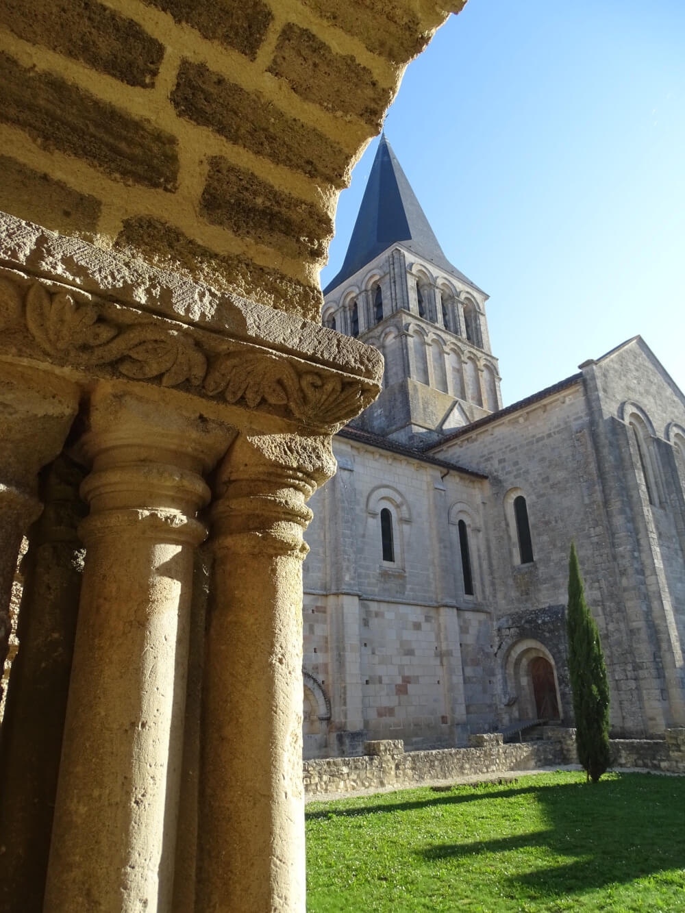 cloitre architecture - Abbaye St Amant de Boixe