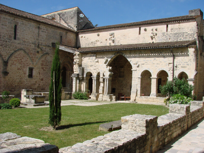 cloitre de l'Abbaye de St Amant de Boixe