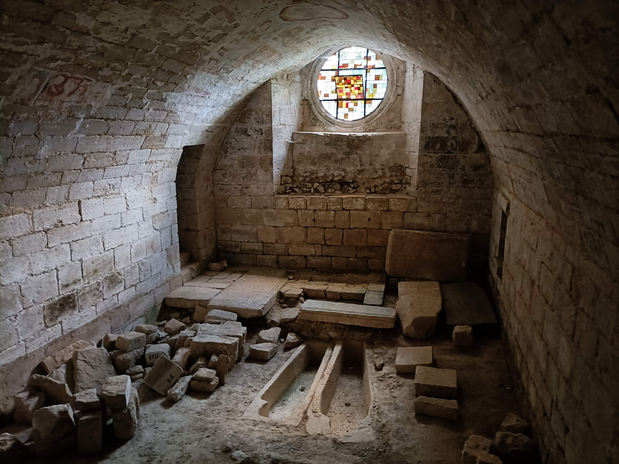 crypte de abbaye - Abbaye St Amant de Boixe