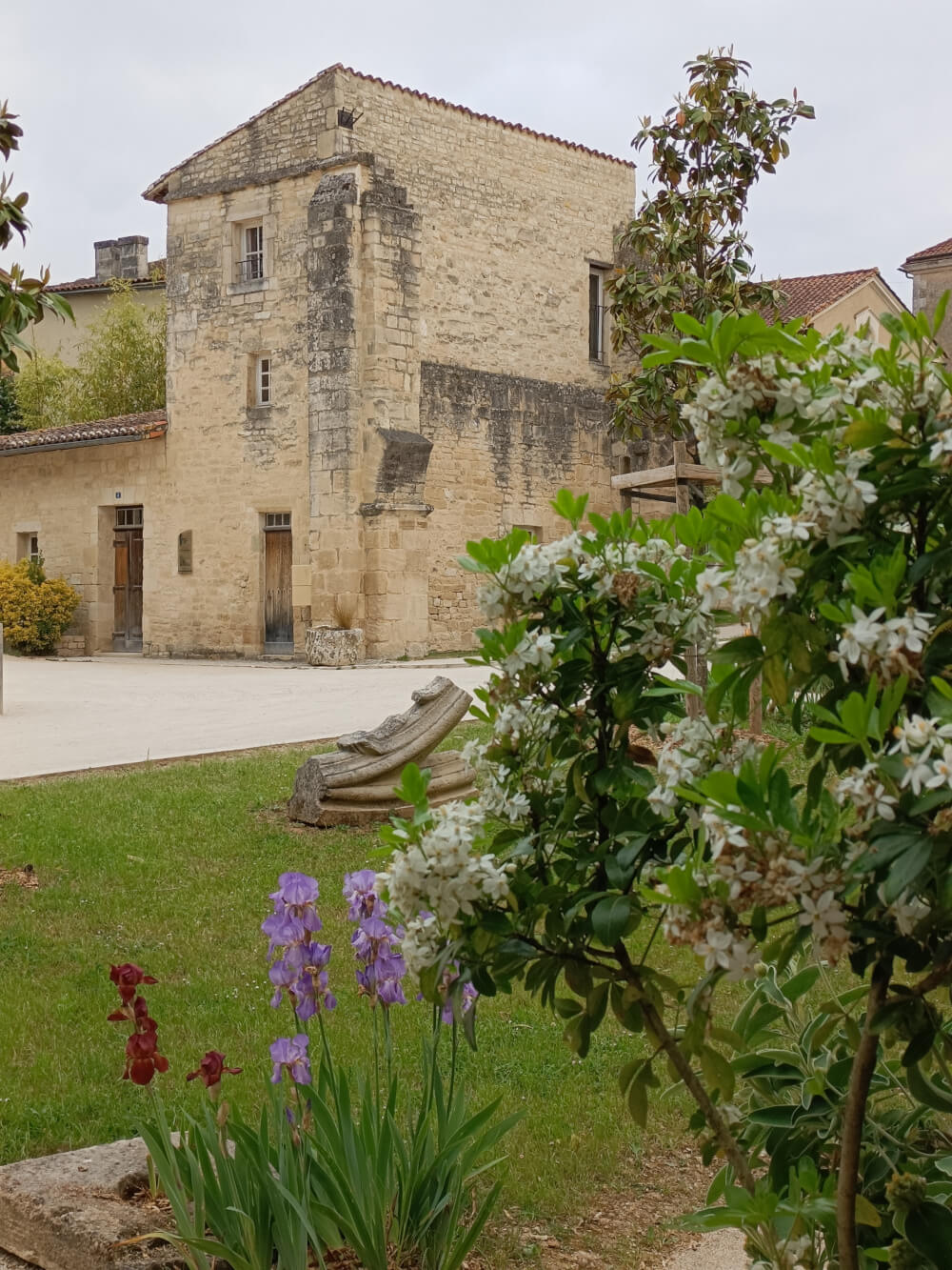 la porterie vue extérieure - Abbaye St Amant de Boixe