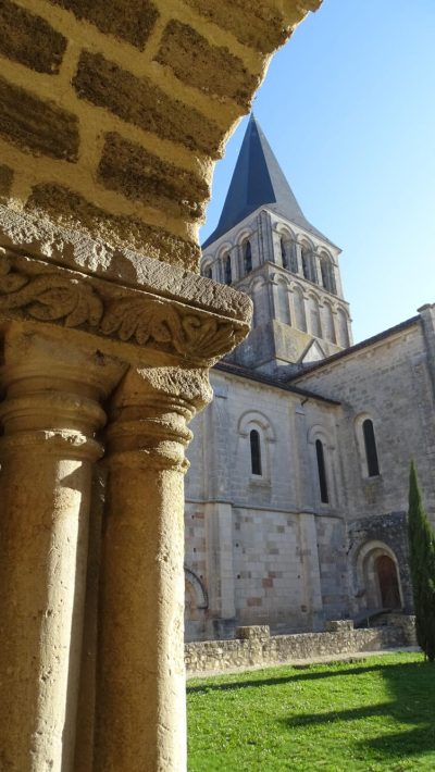 cloitre architecture - Abbaye St Amant de Boixe